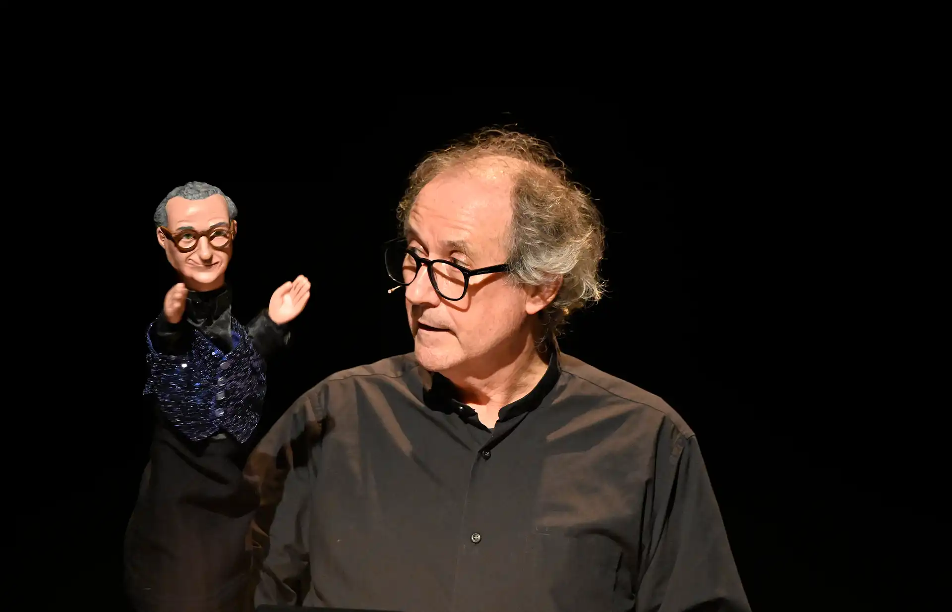 A Mans Lliures és la tercera obra de la Trilogia de les Mans. Les dues primeres són: A Dues Mans (1987) i A Mans Pienes (2009). Amb aquesta nova producció, Toni Rumbau celebra els seus 50 anys de pràctica titellaire.<br>L'espectacle és solista i creua les dues primeres obres de la Trilogia, integrant-ne els continguts amb una visió nova. El castellet simbolitza l’ànima del titellaire, on habiten els oposats de la vida en constant disputa. D’aquest "humus arquetípic" neixen dos titelles que representen les mans del titellaire, explorant dualitats dramàtiques i alliberant-se mitjançant l’humor i el llenguatge vitalista dels titelles tradicionals.<br><br>FITXA ARTÍSTICA<br><br>Idea i interpretació: Toni Rumbau<br>Direcció: Eudald Ferré<br>Ajudant de direcció: Rebecca Simpson<br>Titelles: Mariona Masgrau, Eudald Ferré