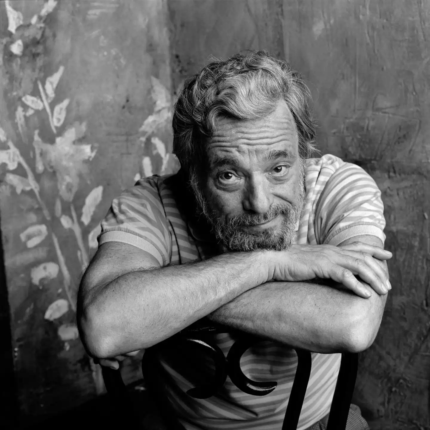 El 2021 ens va deixar Stephen Sondheim, La gran referència del musical de la segona meitat del segle XX. Un genial lletrista i compositor molt proper a la història del teatre català, sobretot per l'afinitat entre la seva obra i en Mario Gas. Aquest va dirigir, entre d'altres títols, un memorable Sweeney Todd, funció que una nit també va aplaudir entusiasmat el propi Sondheim. Això és fer història i, per aquest motiu, ningú millor que Gas per regalar-nos aquesta vetllada musical en memòria del geni, acompanyat dels artistes que van protagonitzar Sweeney Todd, Little Night Music, Follies o Golfus de Roma, entre d'altres.<br><br>FITXA ARTÍSTICA<br><br>Autoría: Stephen Sondheim<br>Música y letras: Stephen Sondheim<br>Dirección: Mario Gas<br>Dirección musical: Pep Pladellorens<br>Intérpretes: Muntsa Rius, Vicky Peña, Teresa Vallicrosa, Jordi Boixaderas, Pedro Pomares, Josep Ruiz, Xavi Fernández i Pep Molina.