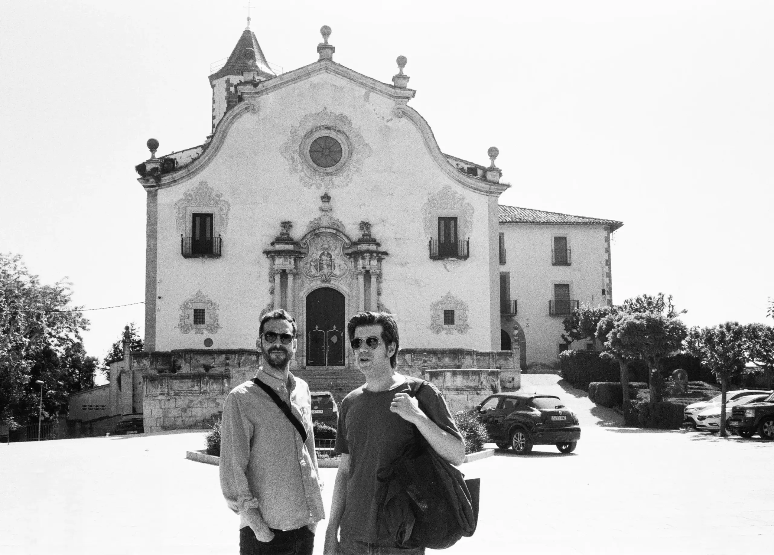 Presentació:<br>En la desmesurada i exuberant expressivitat del jo poètic verdaguerià, en la seva preocupació per construir una imatge pública d’artista, hi detectem una sèrie de pulsions sorprenentment pròximes a les del nostres temps, ben allunyades de la imatge estereotipada i folklòrica que s’hagi pogut projectar del poeta en certes ocasions.<br>Especialment colpidores són algunes de les fites del darrer Verdaguer, el més desencantat: les composicions de Flors del calvari, la virulenta polèmica pública desplegada als articles de En defensa pròpia i la mística ja gairebé còsmica i certament conhortadora del recull pòstum Al Cel.<br>Es tracta d’un Verdaguer que se sap maltractat, calumniat i silenciat, i que aposta de manera gairebé pleonàstica per una literatura del jo que interpel·la i posa en qüestió moltes de les manifestacions d’aquest pseudogènere a l’actualitat.<br><br>Fitxa:<br><br>Text i direcció escènica:Ferran Dordal <br>Intèrpret: Albert Prat <br>Espai escènic i vestuari: Sílvia Delagneau<br>Il·luminació: Marc Salicrú <br>Tècnica de companyia: Aurembiaix Montardit Producció executiva: Centaure Produccions Comunicació: La Ruta 40 <br>Una producció de: Centaure Produccions<br>